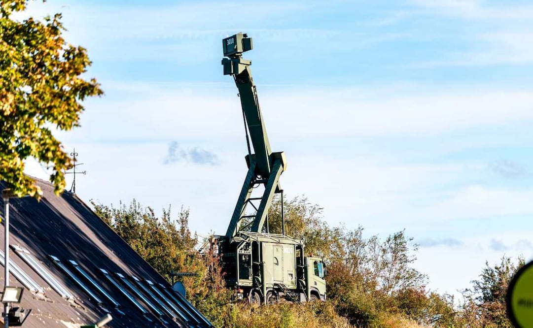 Una instalación de radar móvil se encuentra en el área militar danesa en Amager, Pionergarden, cerca del pueblo de Dragoer y en la costa de Oresund, el mar entre Dinamarca y Suecia, en Dragoer, Dinamarca, el 26 de septiembre de 2025. La instalación del radar se produce después de que se avistaran drones cerca del aeropuerto de Copenhague la noche del 22 de septiembre, lo que provocó el cierre del espacio aéreo sobre Copenhague durante cuatro horas en la noche anterior al 23 de septiembre. Foto: EFE