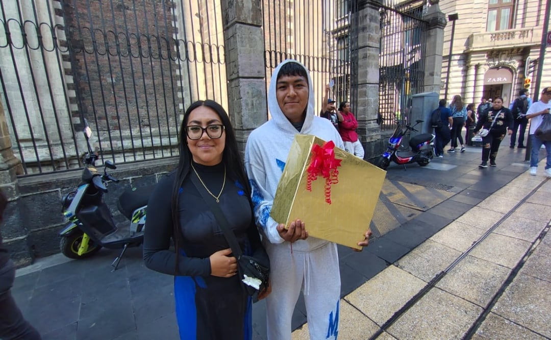 Compras navideñas en el Centro Histórico; familias y jóvenes narran cómo viven la búsqueda de regalos. Foto: Arantxa Meave