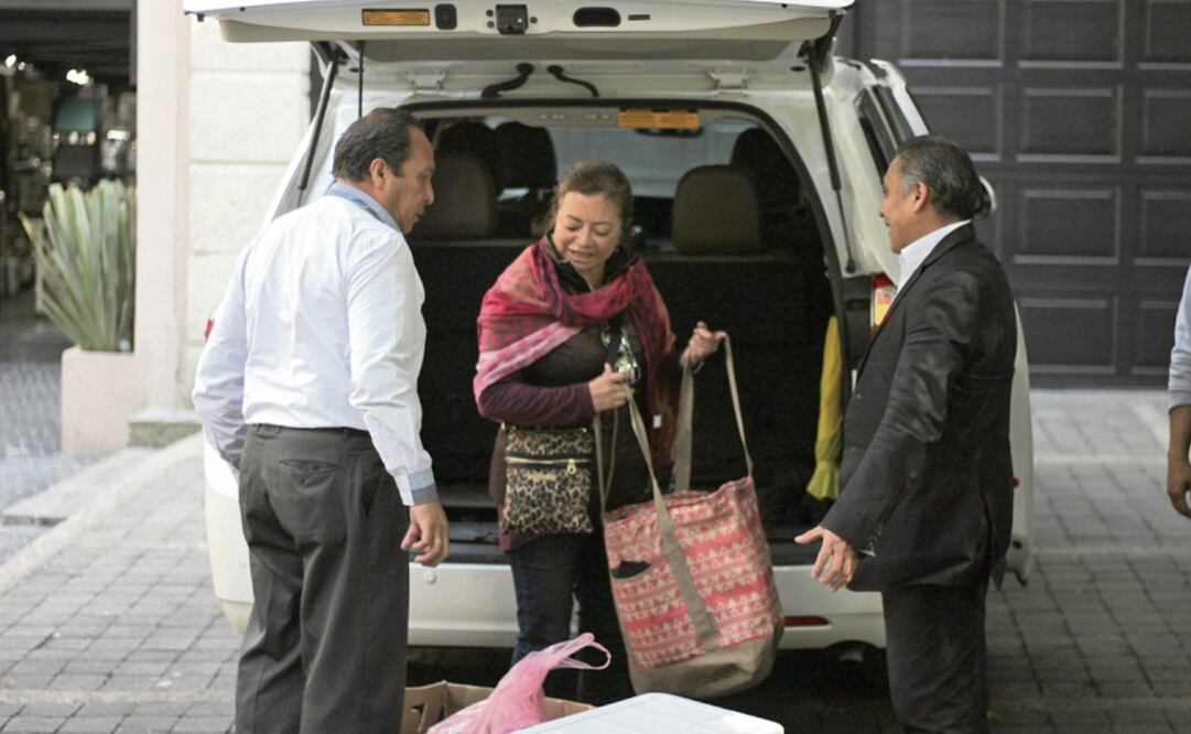 Maricruz Montelongo Gordillo, hija de la ex dirigente del sindicato de maestros, acudió ayer al domicilio de su madre a llevarle víveres. (SERGIO PAREDES. OBTURADORMX)