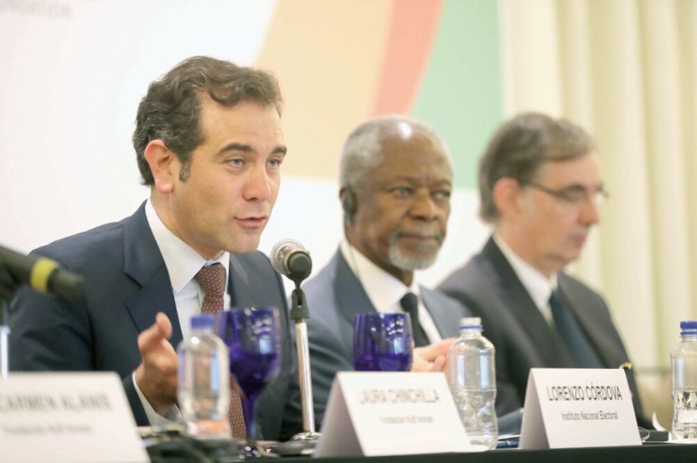 Lorenzo Córdova, consejero presidente del INE; Kofi Annan, observador del proceso electoral en México, y el ex presidente del extinto INE, José Woldenberg, ayer en la presentación del reporte de integridad electoral (LUCÍA GODÍNEZ. EL UNIVERSAL)