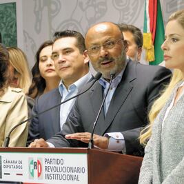 Diputados del PRI ratifican a René Juárez en coordinación