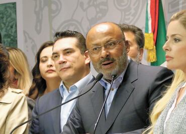 Diputados del PRI ratifican a René Juárez en coordinación