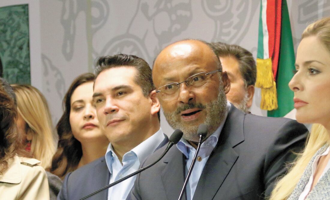 A un día de que inicie el tercer periodo ordinario de sesiones y de que AMLO dé su Primer Informe de Gobierno, René Juárez recibió el apoyo de la dirigencia nacional para seguir siendo coordinador del PRI en la Cámara Baja. Foto/CARLOS MEJÍA. EL UNIVERSAL