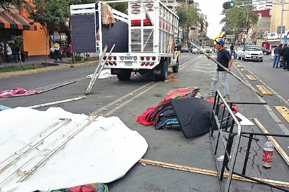 Los dirigentes al ser cuestionados por EL UNIVERSAL sobre los motivos de su retirada no proporcionaron información, sólo dijeron que era en solidaridad con la ciudadanía y que este lunes darán los detalles de su decisión (YADÍN XOLALPA. EL UNIVERSAL)