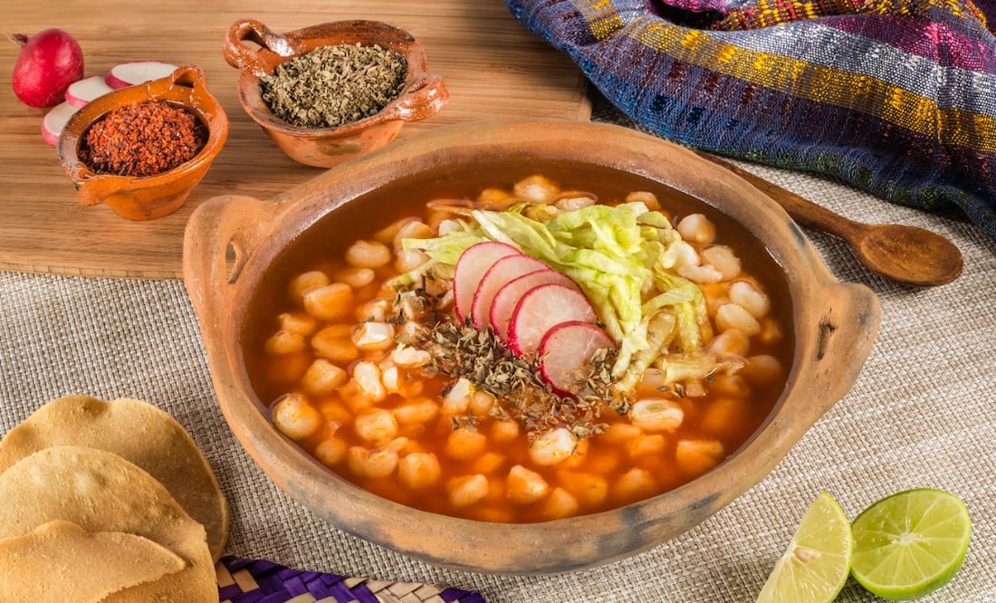El pozole es una preparación tradicional mexicana que puedes consumir en todo el año. Foto: iStock
