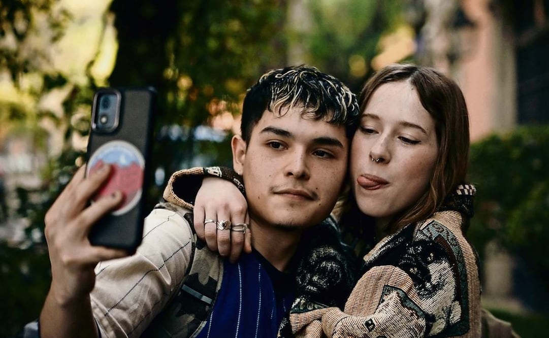 Aksel Gomez debuta como actor, al lado de Andrea Sutton. (29/01/2025) Foto: Videocine