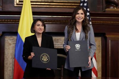 Kristi Noem dice que EU ayudará a Colombia a impedir que "terroristas" crucen sus fronteras; países dialogan sobre seguridad y narcotráfico