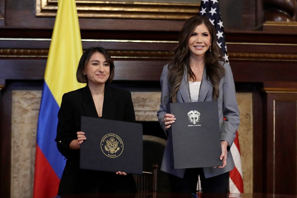 La canciller de Colombia, Laura Sarabia (izq.), con la secretaria de Seguridad Nacional de Estados Unidos, Kristi Noem (der.), en Bogotá. Foto: EFE