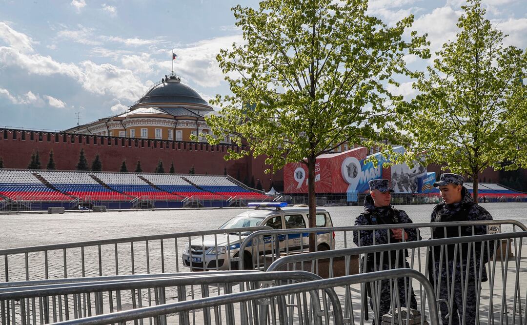 Policías rusos montan guardia frente al Kremlin de Moscú en la Plaza Roja de Moscú, Rusia. Foto: AP
