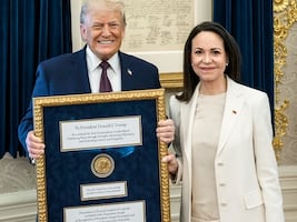 Trump posa con la medalla del Nobel junto a María Corina Machado; New York Post difunde la primera imagen