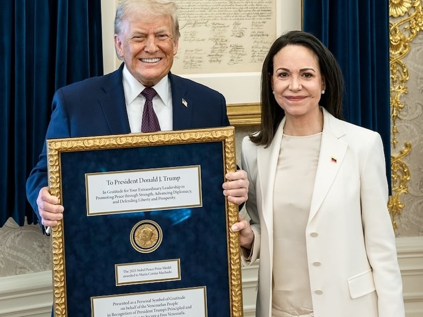 El presidente estadounidense, Donald Trump, muestra la medalla del Premio Nobel de la Paz que le regaló la líder opositora venezolana María Corina Machado, en la Casa Blanca. FOTO: CASA BLANCA