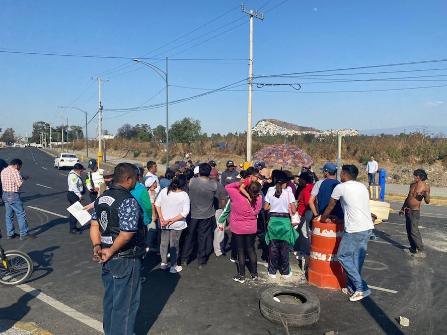 Unos 50 vecinos de la colonia Zona Urbana Ejidal Santa María Aztahuacan, en Iztapalapa, bloquearon la circulación en el cruce de Eje 6 y Guelatao, en protesta por la falta de atención a un socavón. (Foto: especial)