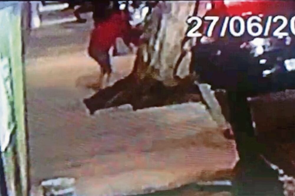 Juan Carlos “N” y su nieta de tres años, estaban en el interior de un vehículo, en la colonia Del Valle, el pasado 27 de junio, cuando un hombre armado les disparó (TOMADA DE VIDEO)