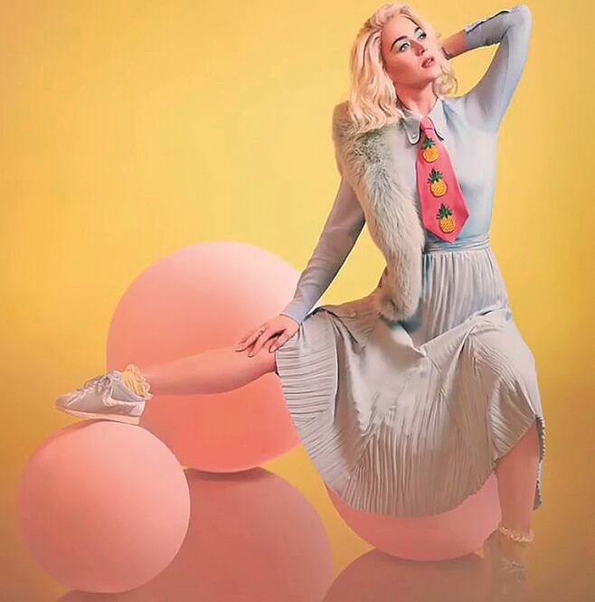 Aunado a esta campaña, Katy cambió el color de su cabello de negro a rubio (NSTAGRAM)