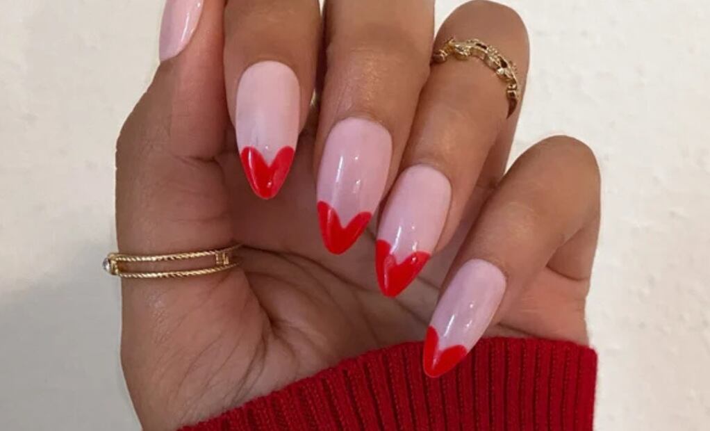 Las puntas en forma de corazón reinventan la manicura francesa. Foto: Etsy