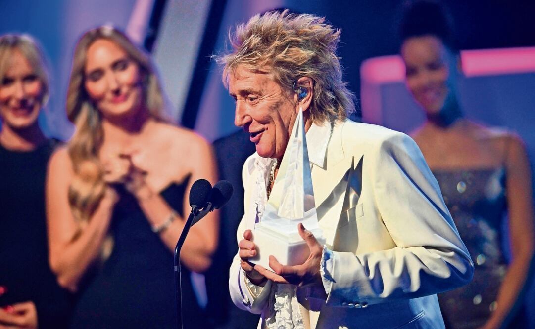 El gran homenajeado de la noche, Rod Stewart quien recibió el Lifetime Achievement Award, reconocimiento que celebra sus más de seis décadas de trayectoria y marca su regreso a los American Music Awards, luego de más de dos décadas de ausencia. Foto: AFP y EFE