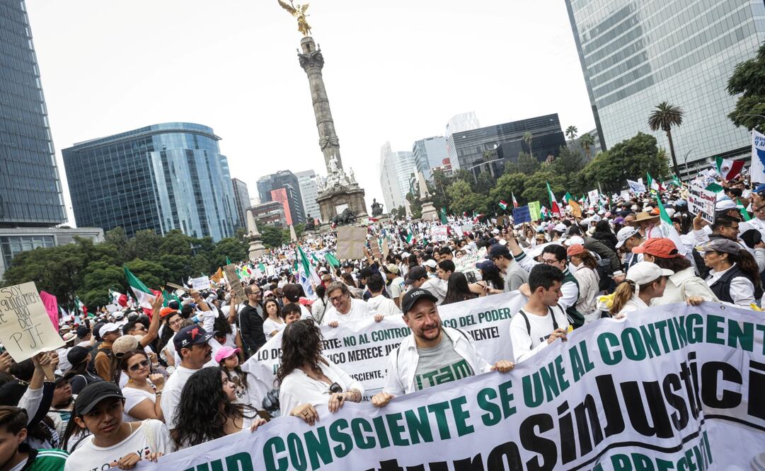 Miles de estudiantes de la UNAM, el IPN, la Ibero y el Tec de Monterrey, entre otras universidades, marcharon junto a trabajadores del Poder Judicial para rechazar la reforma; exigieron diálogo al Legislativo antes de que se apruebe el dictamen. Foto: Gabriel Pano El Universal