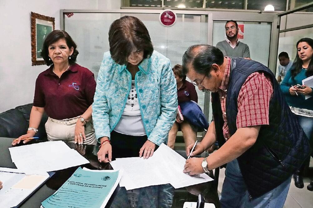 Consentimiento. Los secretarios sindicales analizaron la propuesta económica del rector, la cual fue aceptada por los gremios administrativo y académico. (FOTO: ESPECIAL)