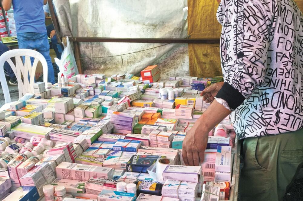 El comercio ilegal de medicamentos se favorece de una regulación ineficiente alentada por la impunidad, refirió la Comisión de Justicia. Foto/ARCHIVO EL UNIVERSAL