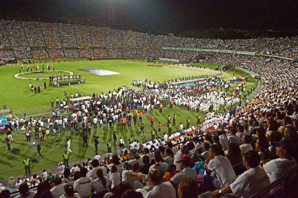 Simpatizantes del Atlético Nacional, de Colombia, llenaron el estadio Atanasio Girardot, donde el Chapecoense debía jugar la final de la Copa Sudamericana, para homenajear a las víctimas del avionazo. (FOTO: LUIS BENAVIDES. AP)