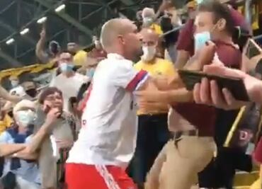 Futbolista alemán sube a la tribuna para agredir a un aficionado