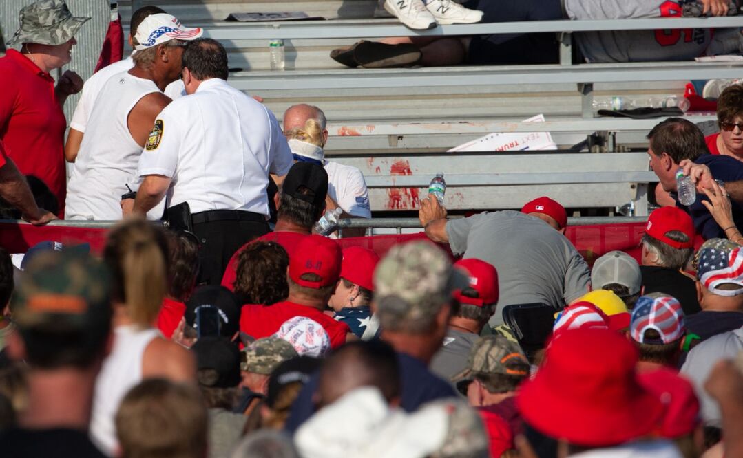Después del atentado se puede ver sangra en las gradas del mitin de Donald Trump. Foto: Rebecca DROKE / AFP
