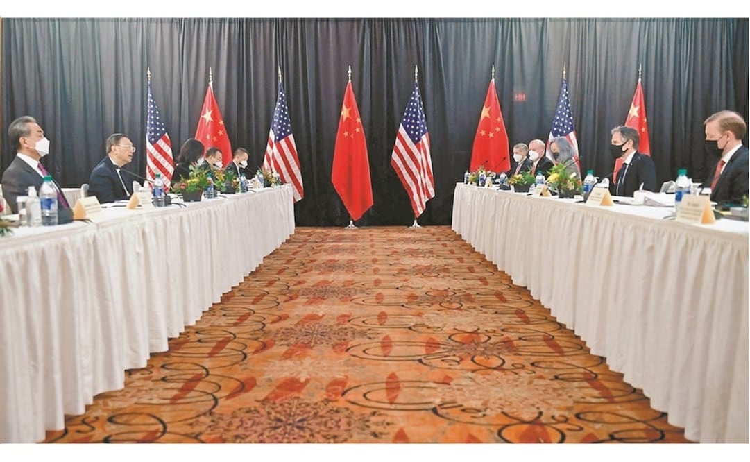 El secretario de Estado, Antony Blinken, con el asesor de seguridad nacional, Jake Sullivan, el responsable del Partido Comunista de China (PCCh) para Asuntos Exteriores, Yang Jiechi, y el jefe de la diplomacia, Wang Yi. Foto: Frederic J. Brown. AFP