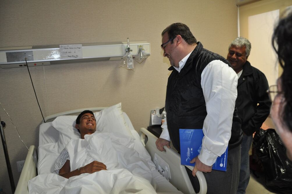 El gobernador Javier Duarte visitó a los heridos en el Hospital Covadonga (Foto: Especial)