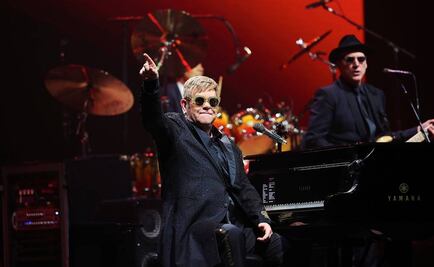  Elton John canta ante 15 mil personas en Barcelona