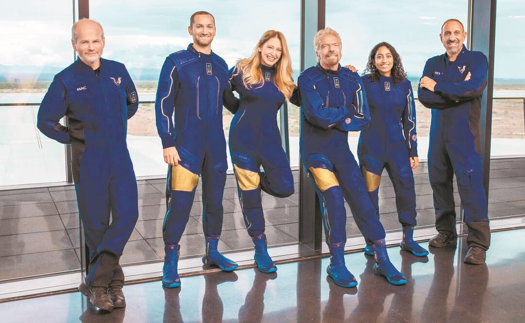 Dave Mackay, piloto en jefe; Colin Bennett, ingeniero; Beth Moses, instructora principal de astronautas; Richard Branson, fundador de Virgin Galactic; Sirisha Bandla, vicepresidenta de Asuntos Gubernamentales y Operaciones, y Michael Masucci. Foto: AP