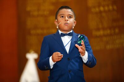 Niño orador domina miedo de hablar en público