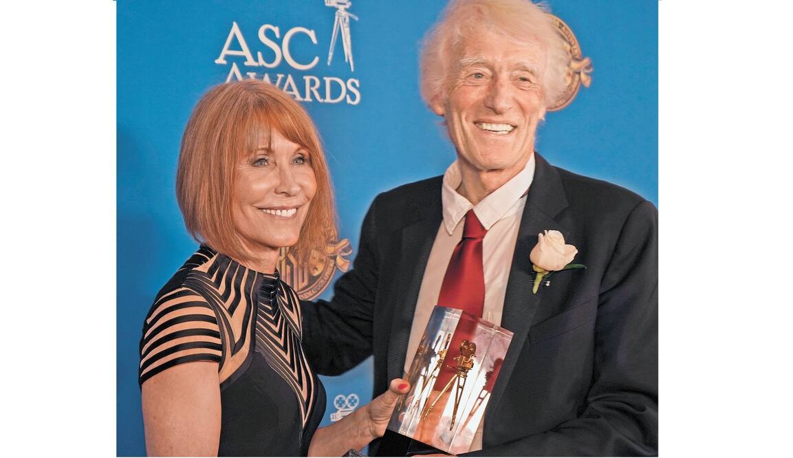 Roger Deakins subió al escenario junto con su esposa Isabella James Purefoy, a quien agradeció. Foto: MARIO P. SZÉKELY. EL UNIVERSAL 