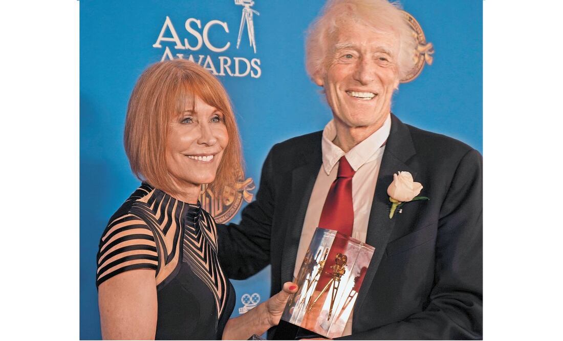Roger Deakins subió al escenario junto con su esposa Isabella James Purefoy, a quien agradeció. Foto: MARIO P. SZÉKELY. EL UNIVERSAL