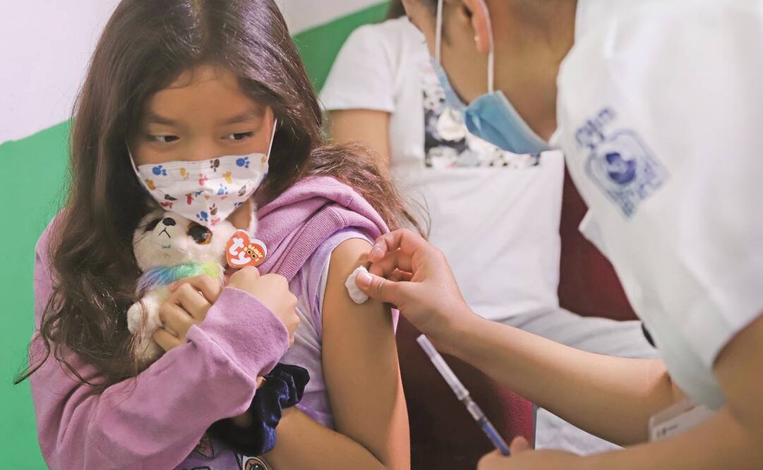Acompañados de sus padres, niños de 10 años acudieron por su refuerzo contra el Covid-19 al Centro de Salud T-III de la colonia Portales, en Benito Juárez. Foto: Berenice Fregoso/ EL UNIVERSAL