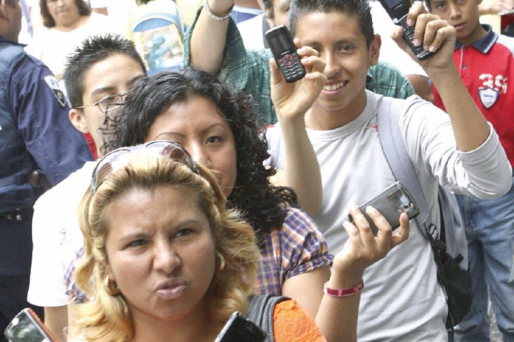 Telcel pagará 2 mil 98 millones de pesos por los bloques 1710-1730 MHz/ 2110-2130 MHz 1760-1780 MHz/ 2160-2180 MHz; AT&T cubrirá mil 31 millones 684 mil pesos por los bloques 1730-1755 MHz/ 2130-2155 MHz (ARCHIVO EL UNIVERSAL)