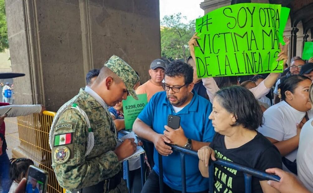 A las afueras del edificio de gobierno, los manifestantes aprovecharon para hacer un llamado a los medios de comunicación presentes para visibilizar su situación. Foto: Especial