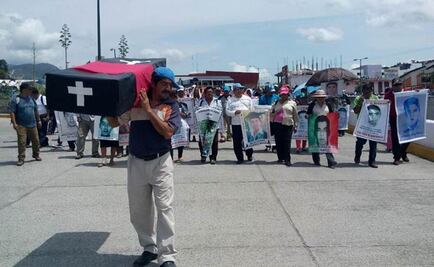 CETEG y padres de los 43 marchan en Guerrero