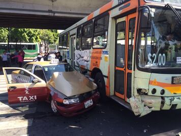 Chocan taxi y RTP en Congreso de la Unión