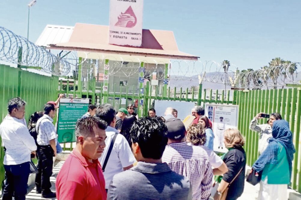 Presionan con bloqueo. Empresarios impidieron el acceso a la Terminal de Almacenamiento y Reparto de Pemex El Tule. Foto: EDWIN HERNÁNDEZ. EL UNIVERSAL