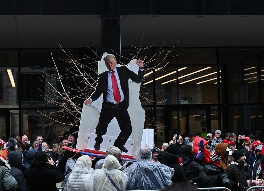Simpatizantes el presidente electo de Estados Unidos, Donald Trump, esperan fuera para un mitin de victoria MAGA en el Capital One Arena en Washington, un día antes de la toma de posesión de Trump. FOTO: ANGELA WEISS/AFP