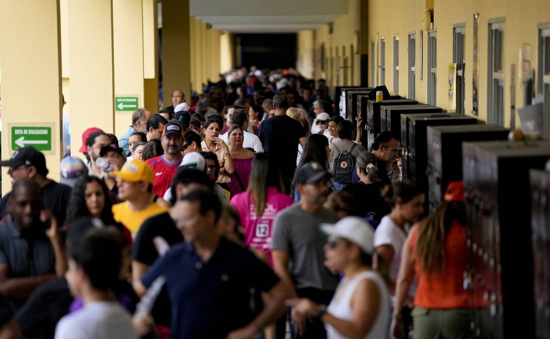 Los votantes caminan dentro de un colegio electoral durante las elecciones generales en la ciudad de Panamá. Foto:AP