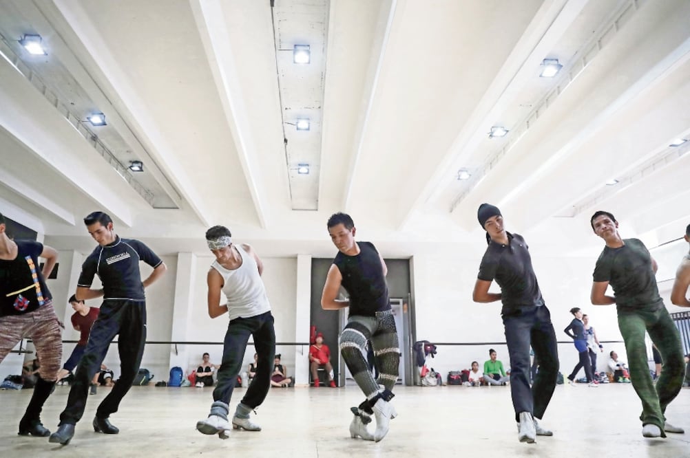 Los integrantes del Ballet Folklórico de México, como Juan José Pérez (al centro), trabajan arduamente en los ensayos, aunque los grupos son amplios y a veces hay más de 60 bailarines en escena. (ALEJANDRA LEYVA. EL UNIVERSAL)