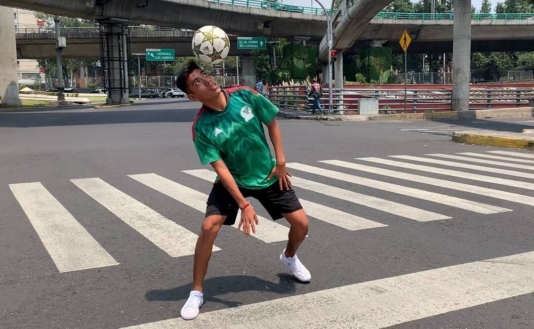 Diego Huepa hace sesiones de acrobacias y freestyle durante los 80 segundos que dura el semáforo en el cruce de Adolfo López Mateos y Luis Cabrera, en la zona de San Jerónimo Lídice. / Foto: Atenea Campuzano / Alberto González.