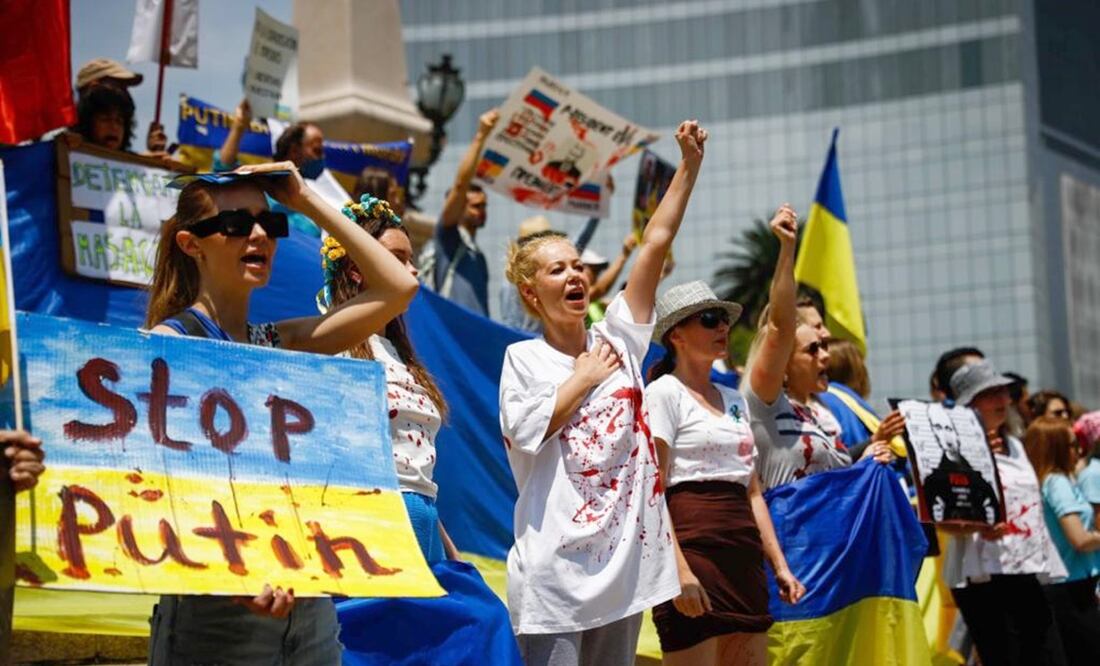Manifestación de ucranianos en el Ángel de la Independencia para pedir por un alto a la intervención bélica de Rusia en su patria. FOTOS: DIEGO SIMÓN SÁNCHEZ/ EL UNIVERSAL