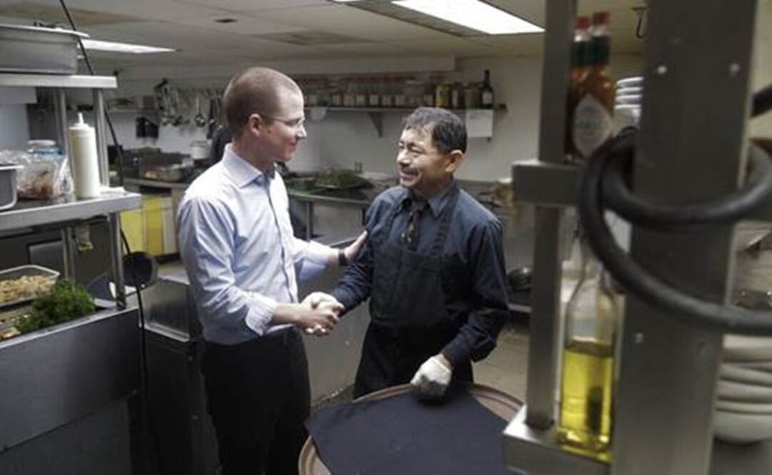 Anaya recorrió diversos centros de trabajo de la industria restaurantera, de servicios y de la construcción, donde laboran mexicanos migrantes. /Especial - PAN
