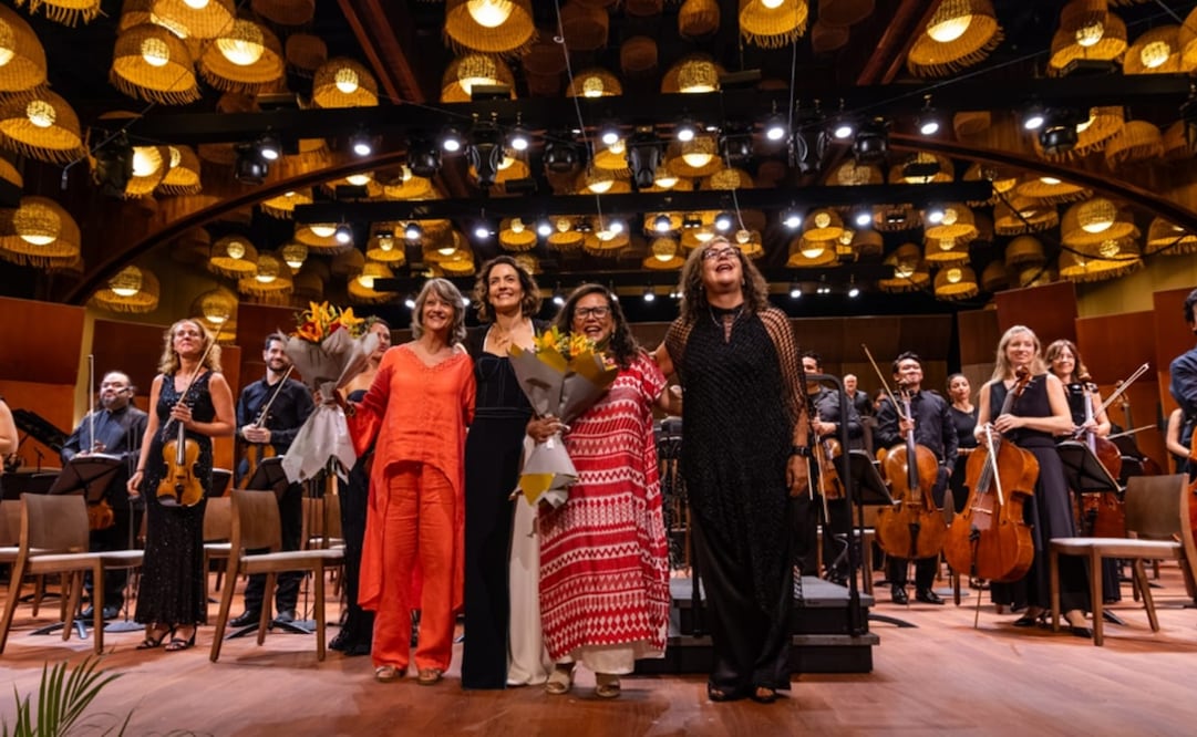 Gabriela Ortiz y Alondra de la Parra durante la presentación de "La Reina Roja", poema sinfónico inspirado en el descubrimiento de la gobernante maya de Palenque. Foto: Quimera.