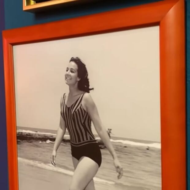 Revive el día que Flor Silvestre cautivó al mundo al posar en traje de baño