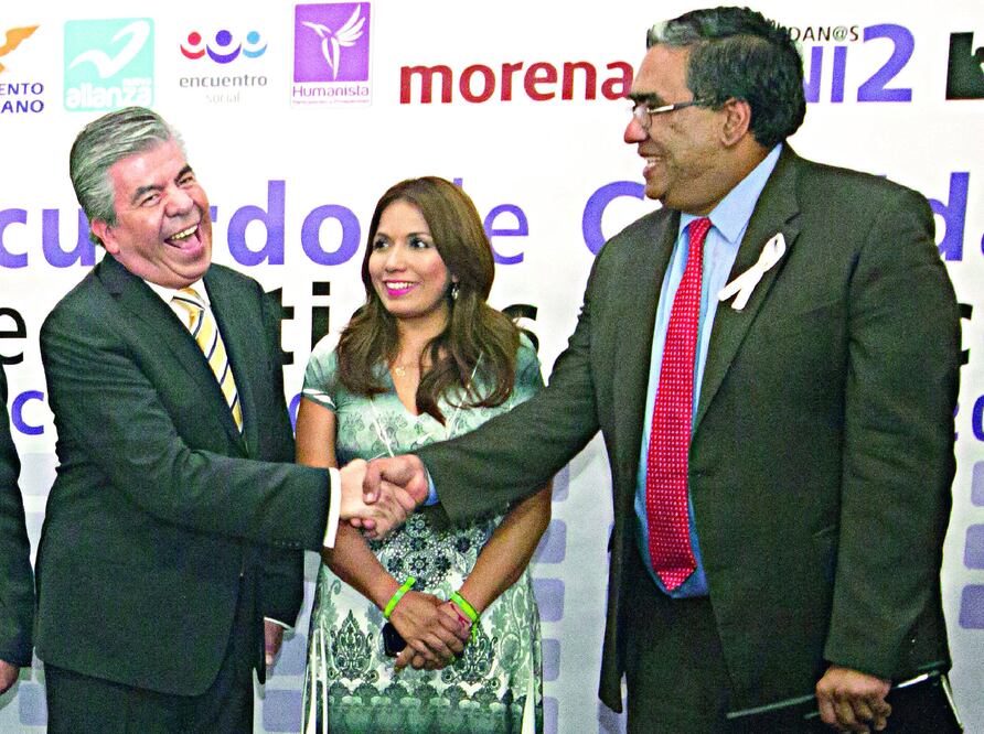 Los presidentes del PRD y PRI locales, Raúl Flores y Mauricio López, se dieron un apretón de manos ayer, antes de la firma del pacto de civilidad y un día después de que sus partidos se vieran involucrados en una riña en Cuajimalpa (GERMÁN ESPINOSA)