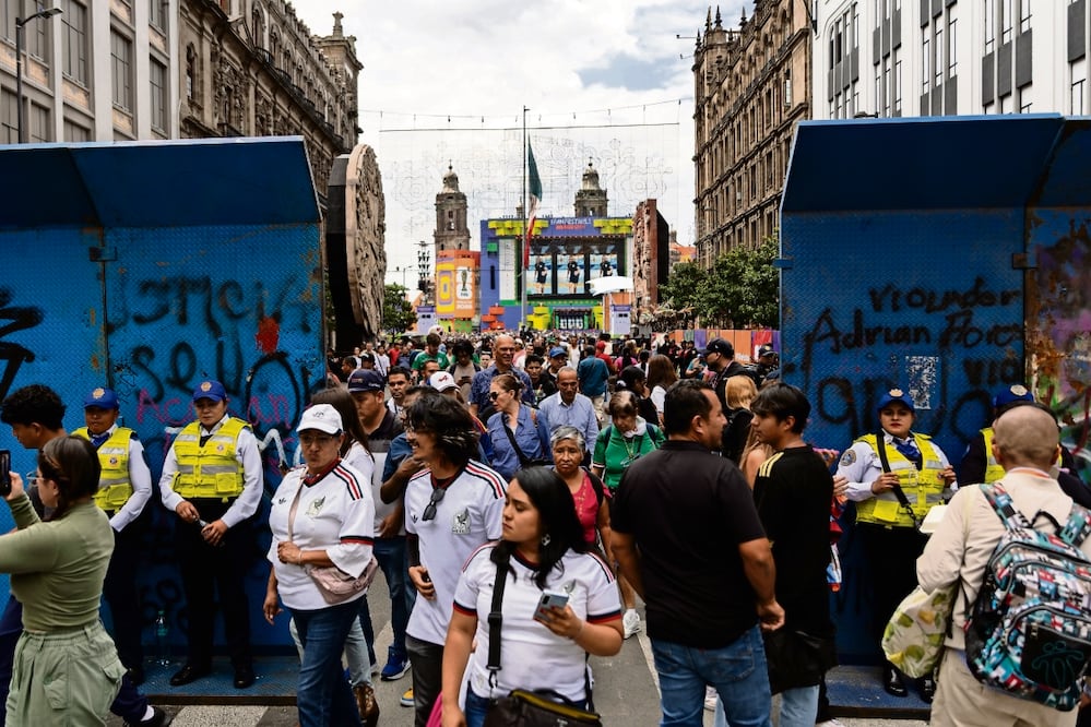 En la puerta que da hacia la avenida 20 de Noviembre el flujo de personas era mayor debido a la longitud del acceso. Foto: Hugo Salvador/ EL UNIVERSAL
