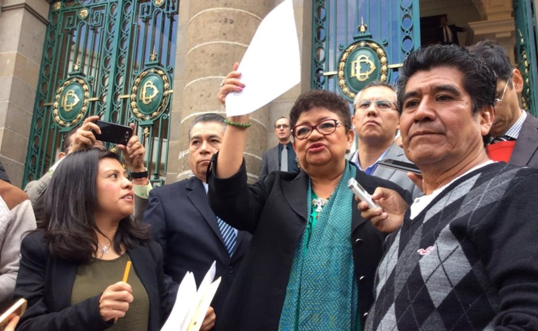 Los comerciantes entregaron una propuesta para el uso de la vía pública en los próximos tres años a la presidenta de la Junta de Coordinación Política. Foto: Especial